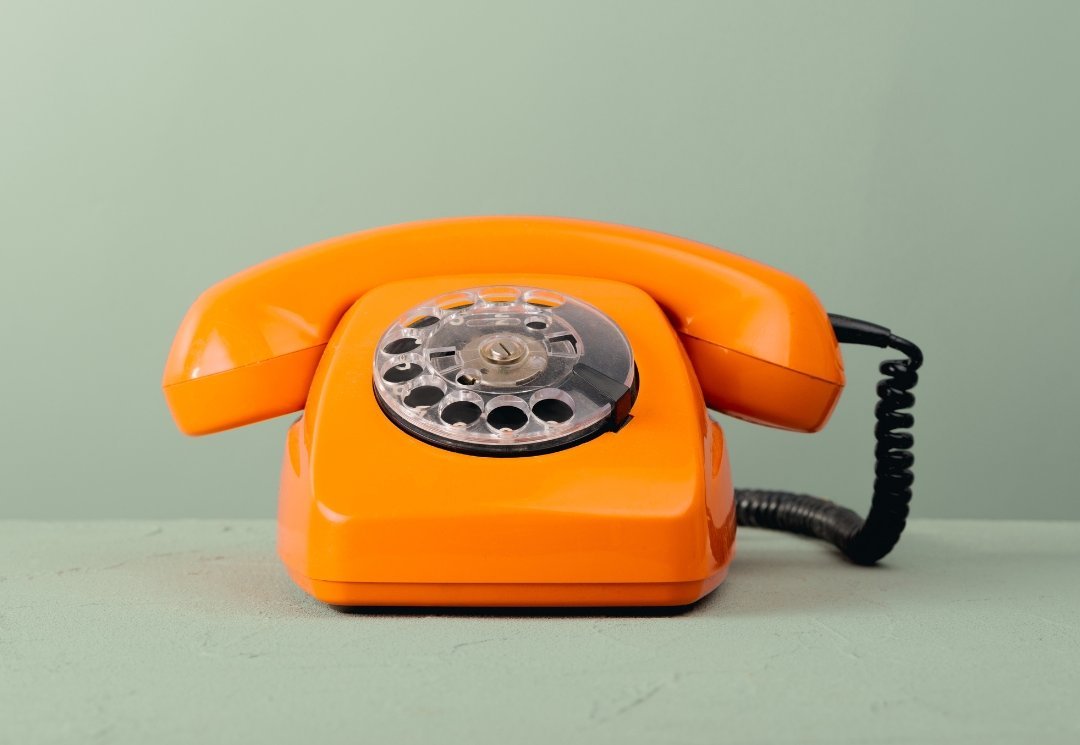 Symbolbild: altes Telefon in Orange