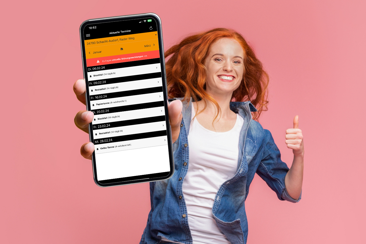 Frau hält Handy in der Hand welches unsere App zeigt