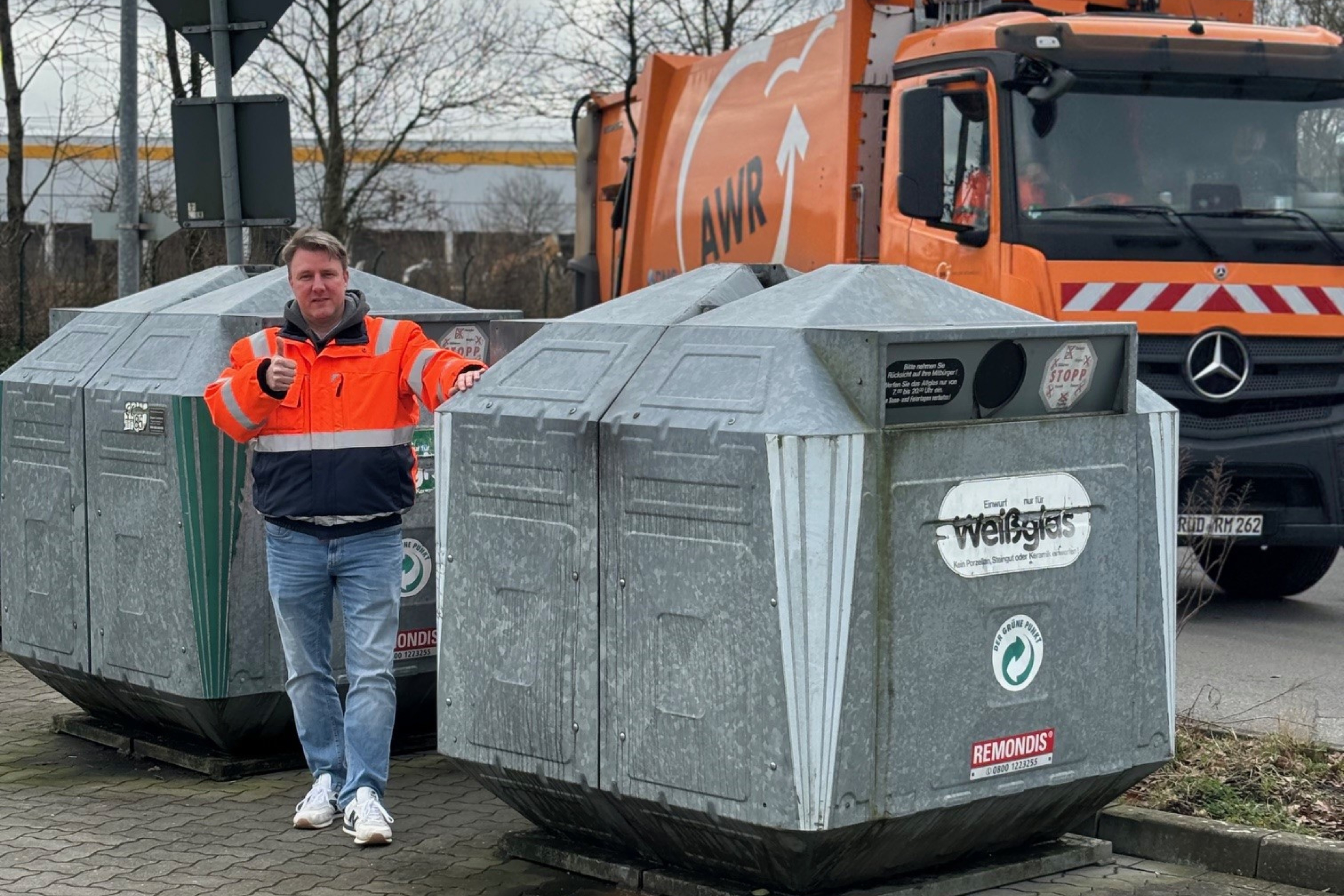 AWR-Mitarbeiter vor Glascontainer