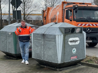 AWR-Mitarbeiter vor Glascontainer