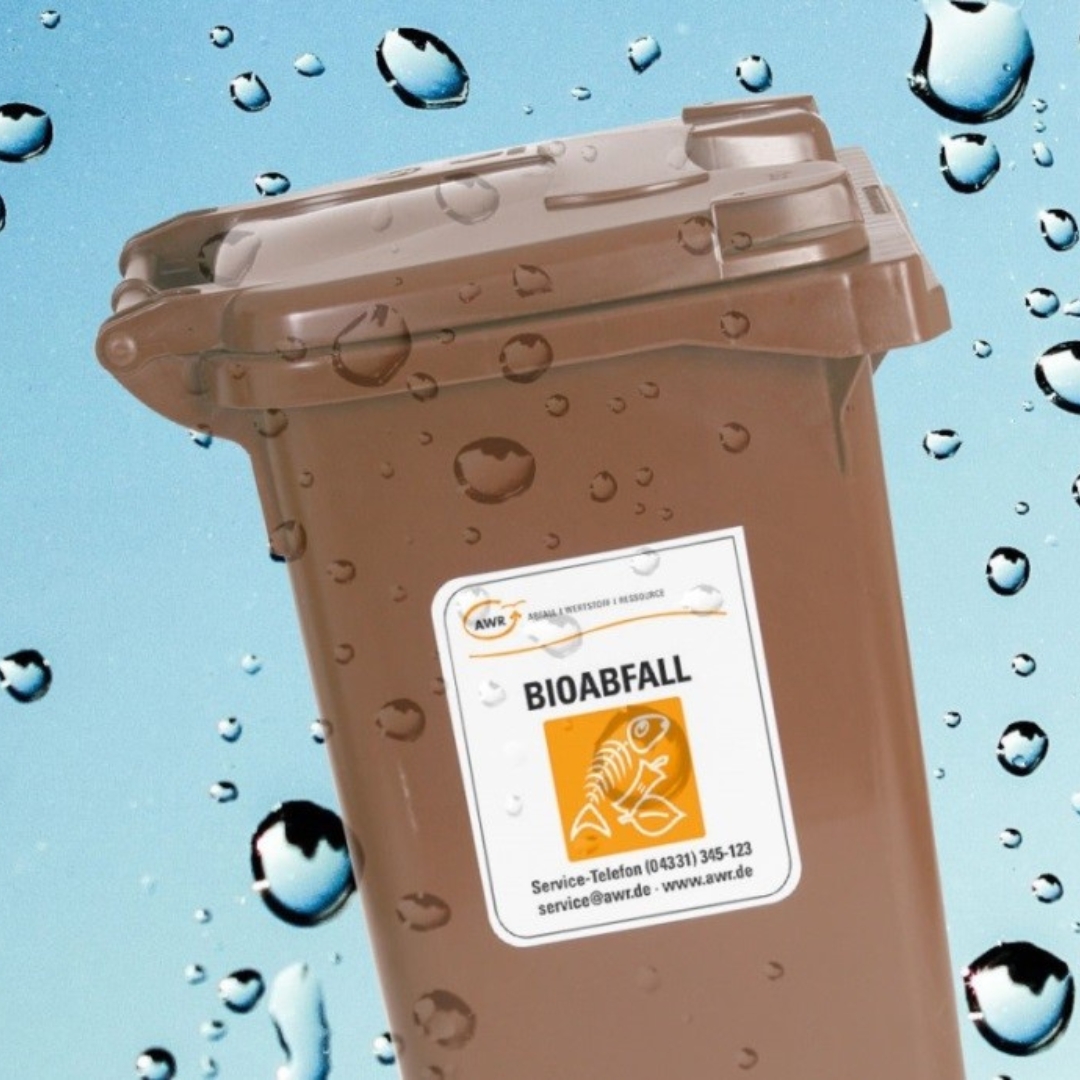Braune Tonne mit Wassertropfen