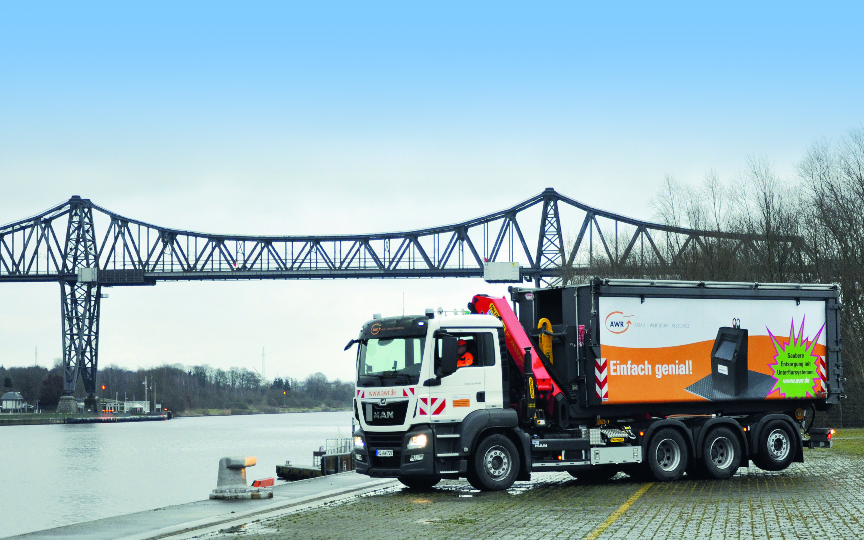 Kranwagen für Unterflursystem vor der Rendsburger Eisenbahnhochbrücke