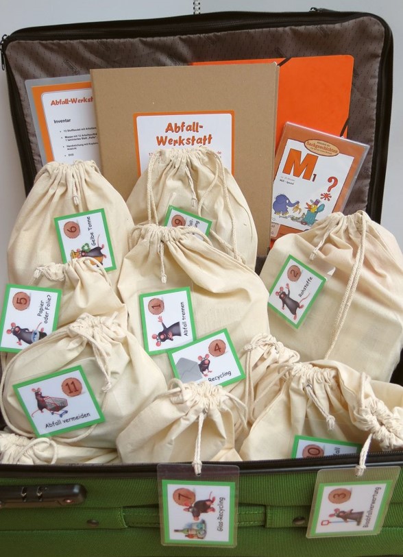 Koffer mit Material in Säcken Verpackt für die Umweltbildung