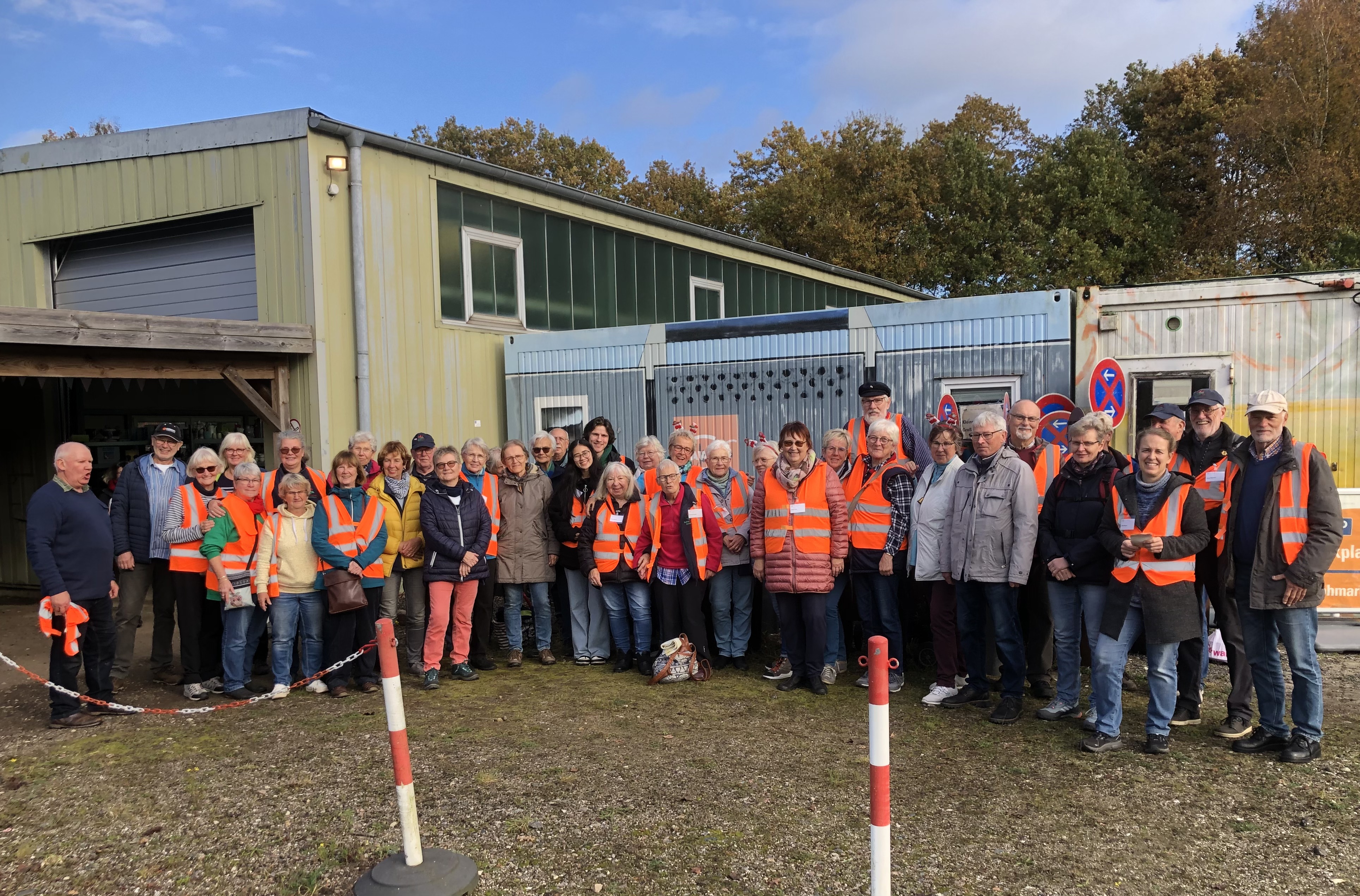 Gruppenbild aller Mitwirkenden vom Flohmarkt