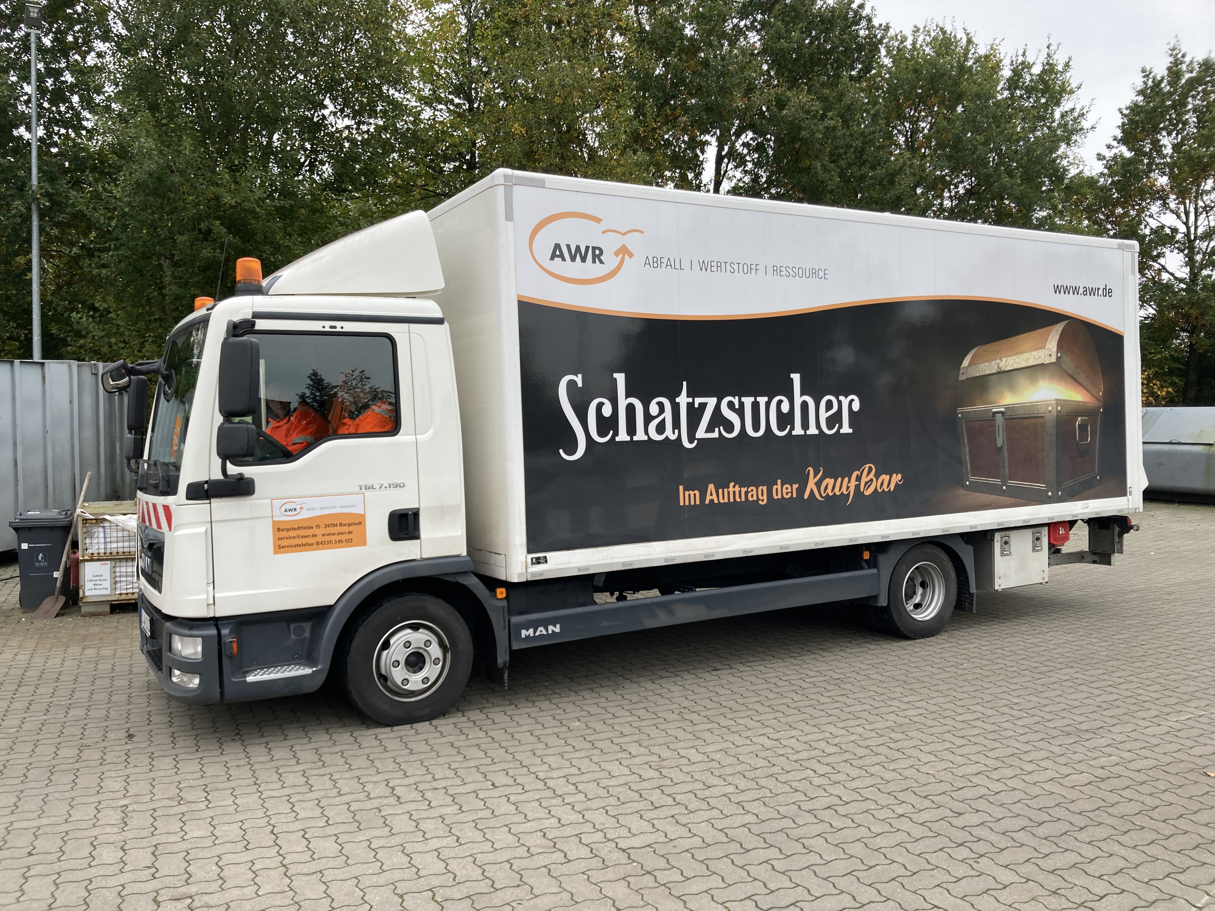 Bild vom LKW welcher mit einer Schatztruhe und dem Begriff "Schatzsucher" beklebt ist