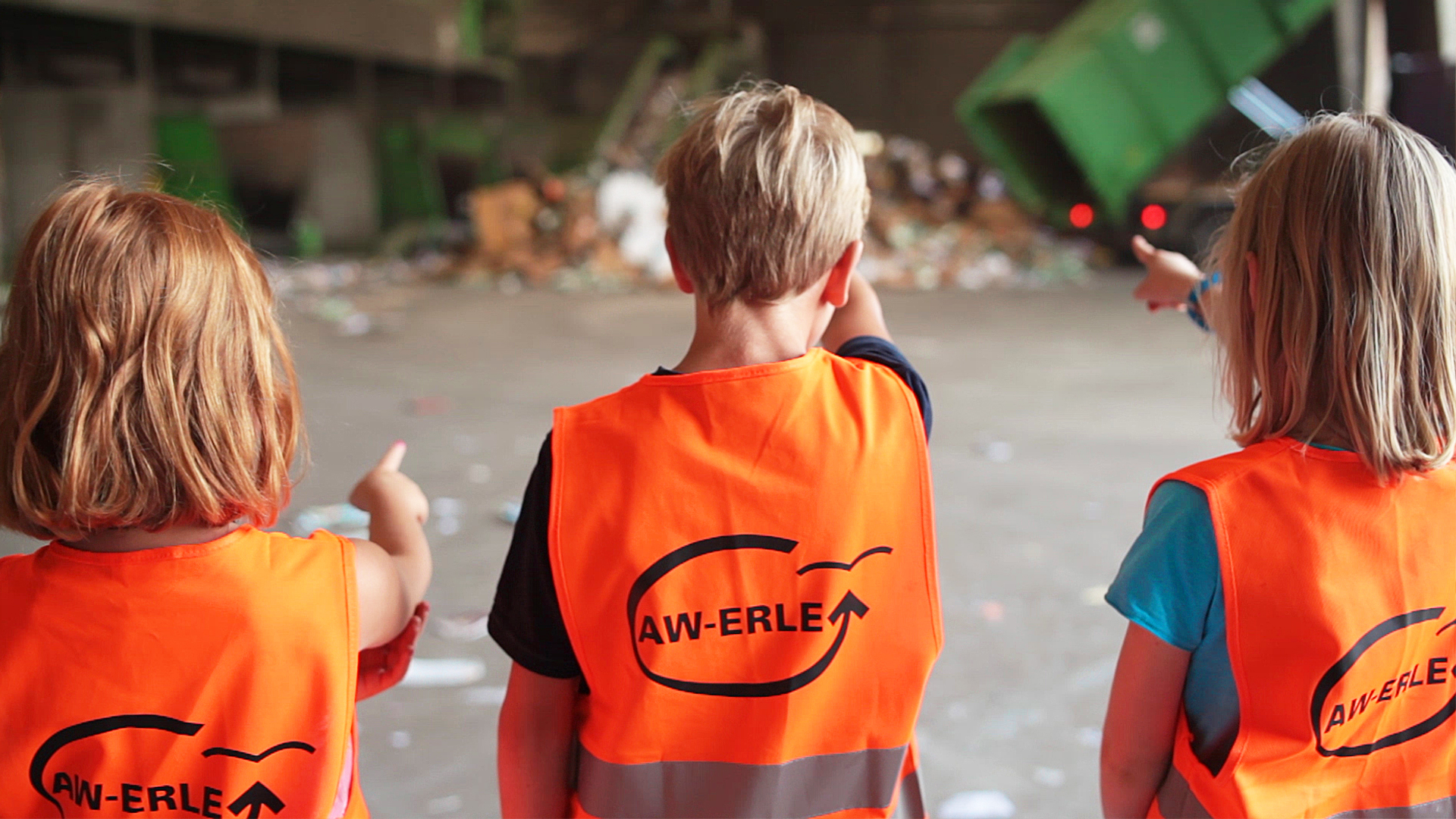 Kinder in Umschlaghalle bei einer Besichtigung
