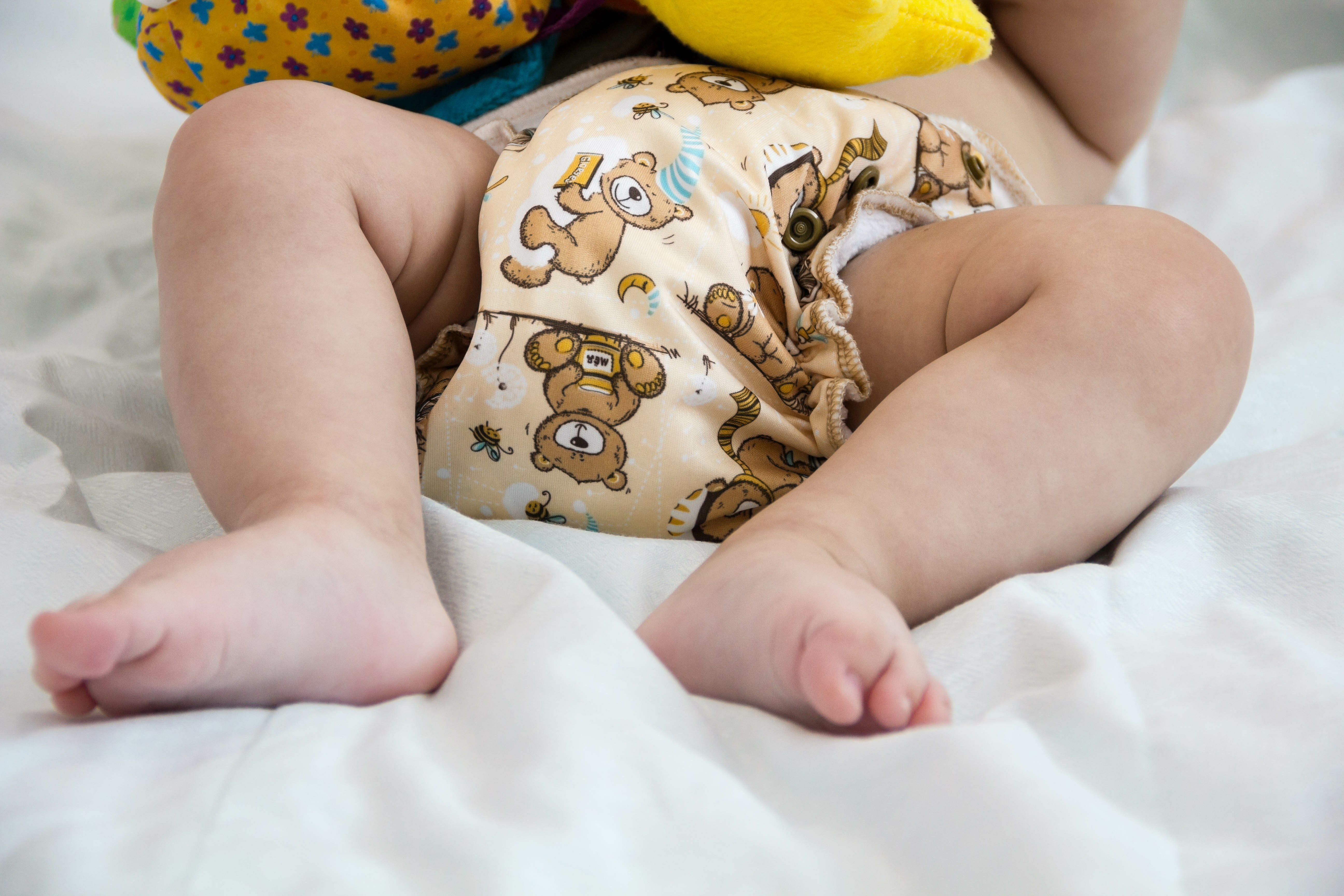 Baby trägt Stoffwindel