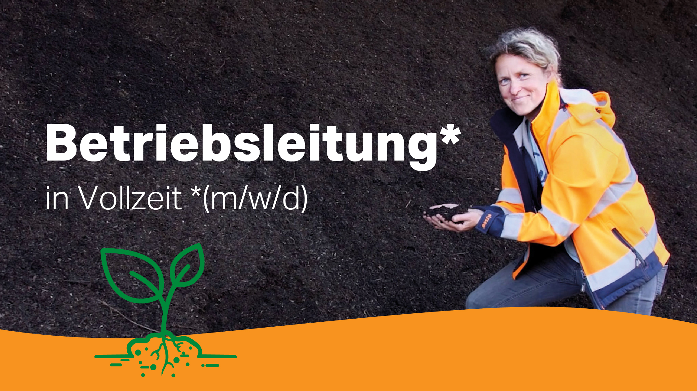 Symbolbild: Frau steht im Komposthaufen und hat Kompost in der Hand