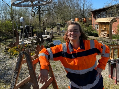 FÖJlerin am selbstgebauten Mobile