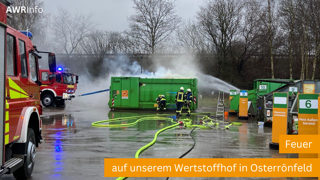 großer Container aus dem Rauch kommt. Die Feuerwehr steht da und löscht den Container mit Schläuchen. 